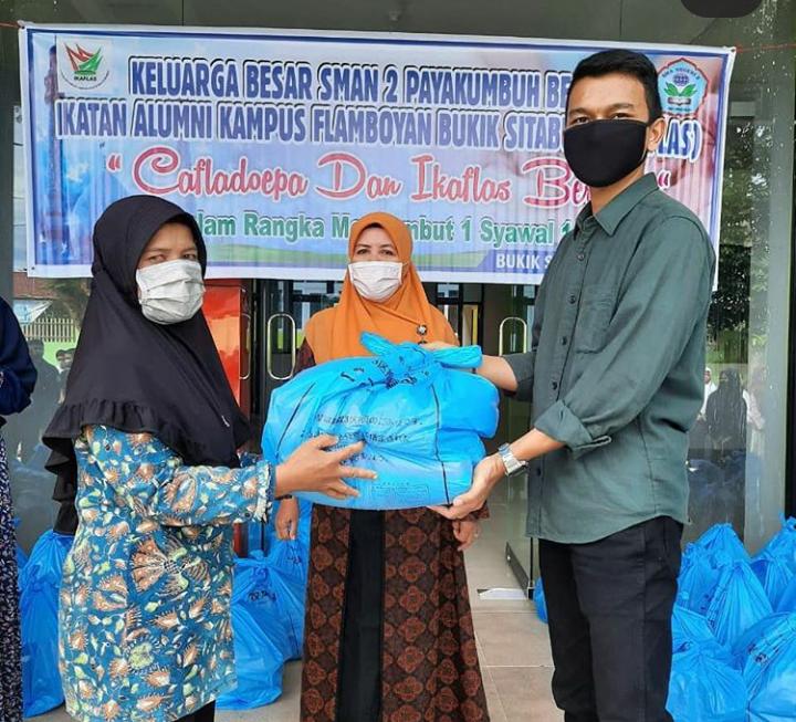 Keluarga Besar SMAN 2 Payakumbuh bagi 600 paket sembako