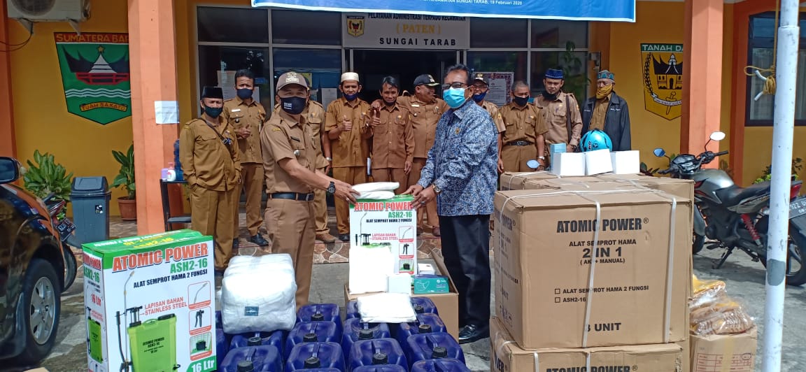 Arkadius Dt Intan Bano serahkan bantuan APD di Tanah Datar