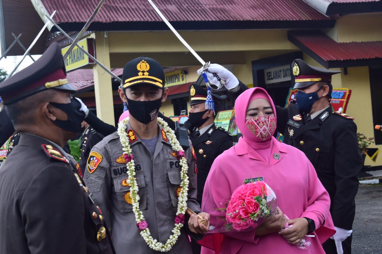 Sugeng dan istri saat pisah sambut di Mapolres Padang Panjang