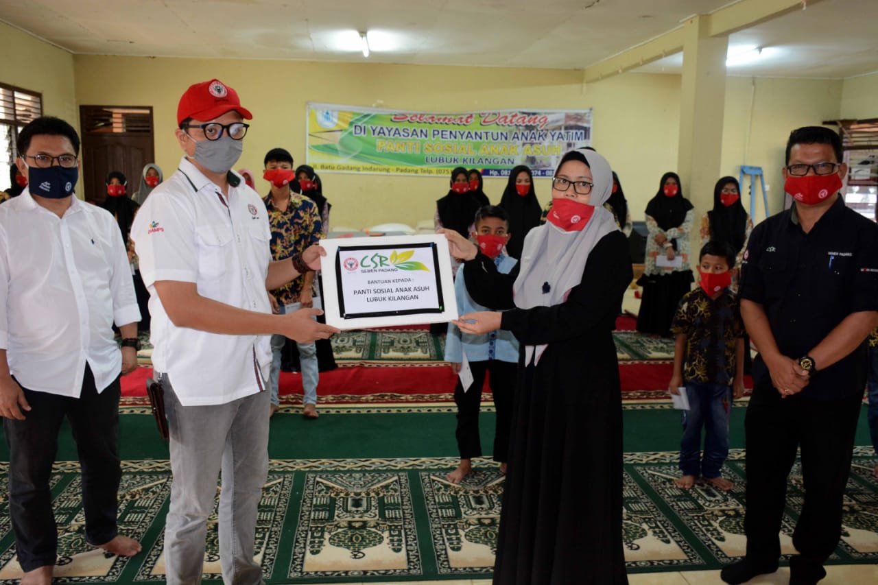 Kepala Unit CSR Semen Padang Muhamad Ikrar menyerahkan bantuan paket sembako kepada warga miskin di Kantor Lurah Limau Manis Selatan, Rabu (20/5)