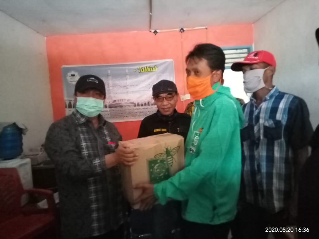 Ketua DPW PKB SUMBAR Febby dt.Bangso serahkan bantuan untuk awak jurnalis Sawahlunto