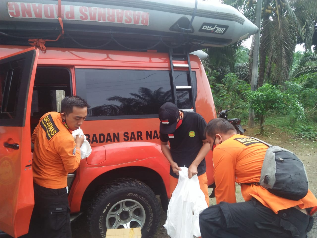 Basarnas Pasbar di lokasi penemuan mayat di Muaro Kiawai