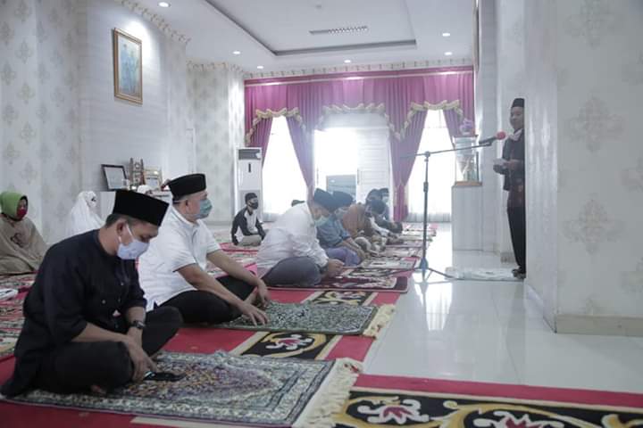 Bupati Sutan Riska Tuanku Kerajaan bersama keluarga gelar Shalat Idul Fitri di Rumah Dinas
