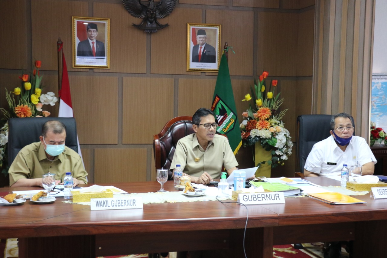 Pemprov Sumbar mengadakan Rapat vidcon dengan Pemkab dan Pemko se Sumbar, persiapan lanjutan penanganan Covid-19, Selasa (26/5/2020).