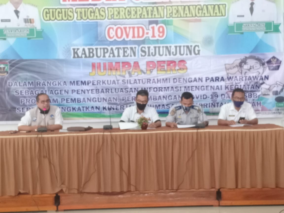 Kadis Kominfo Sijunjung, Rizal Efendi (kiri) saat jumpa pers