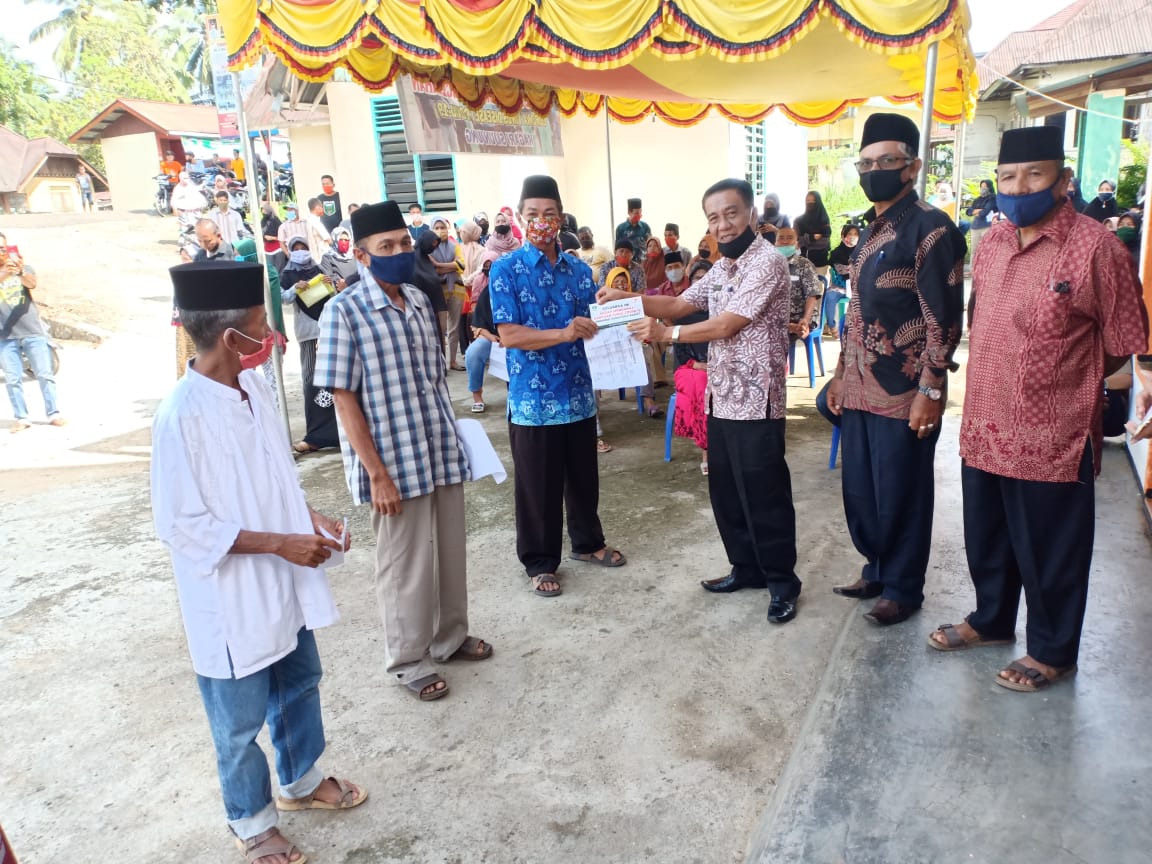 Camat Sijunjung serahkan BLT-P kepada masyarakat