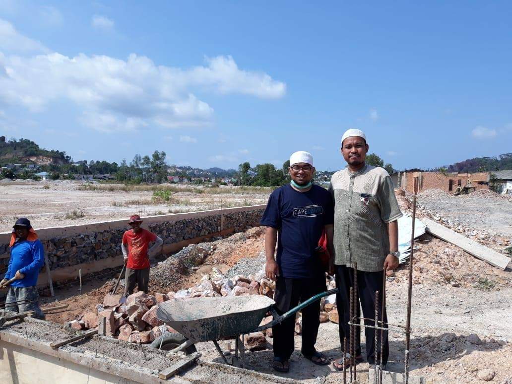 Yusuf Subhan (kiri) saat berada di lokasi pembangunan Pondok Pesantren Daarul Hikam - Batam. (Dok. Istimewa)