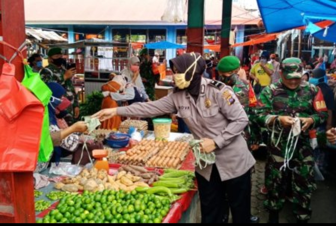 Polisi dan tentara bagi-bagi masker di pasar