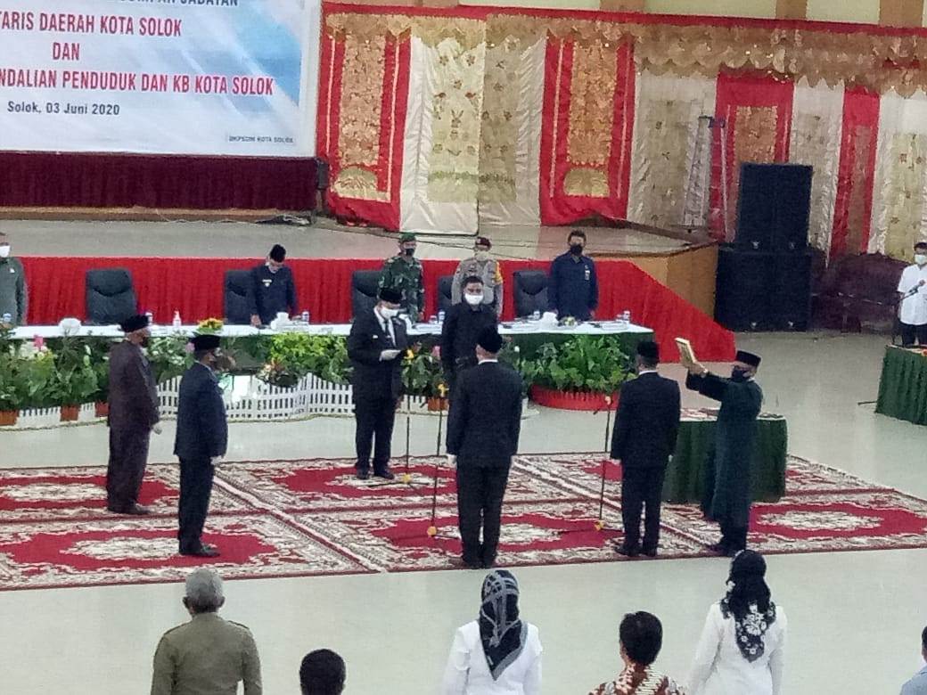 Walikota Solok Zul Elfian ketika mengambil sumpah jabatan