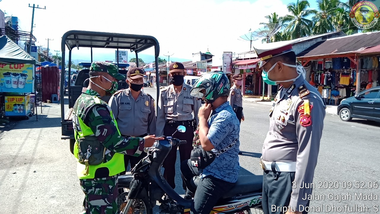 Tim Gabungan saat mensosialisasikan penanganan Covid-19 pada warga