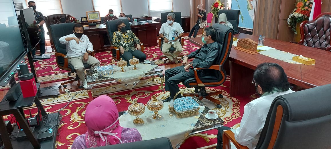 Gubernur Sumbar, Irwan Prayitno, saat audiensi dengan anggota DPD RI, asal Sumbar, Kamis (4/6/2020) di ruang kerjanya. Foto : kiriman Zardi.  