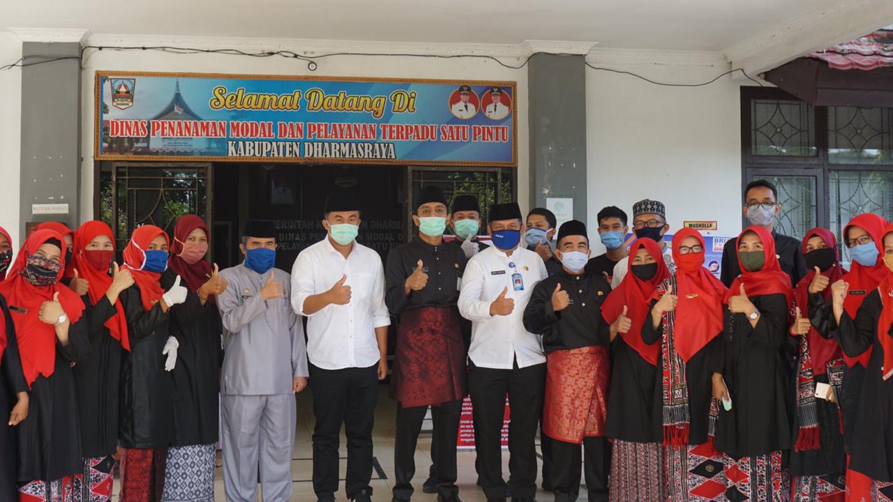 Bupati Sutan Riska tinjau kesiapan dinas penanaman modal dan pelayanan terpadu satu pintu, serta dinas Kominfo dalam rangka menghadapi era new normal