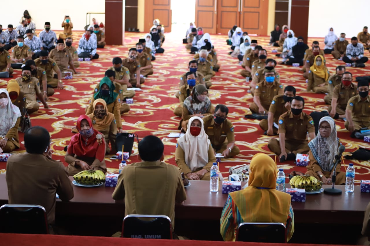 Bupati Hendrajoni bersama para guru honorer