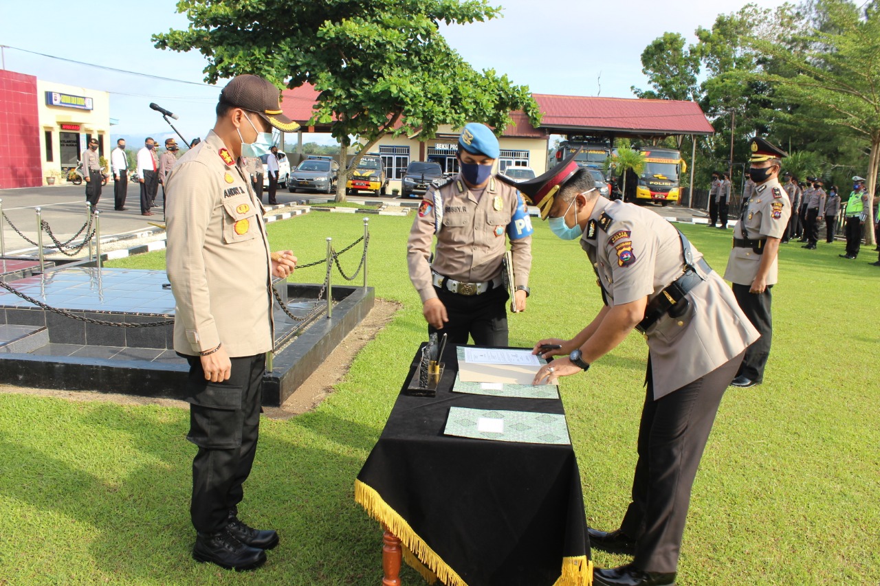 Penandatanganan Pakta Integritas tugas Wakapolres disaksikan Kapolres Sijunjung