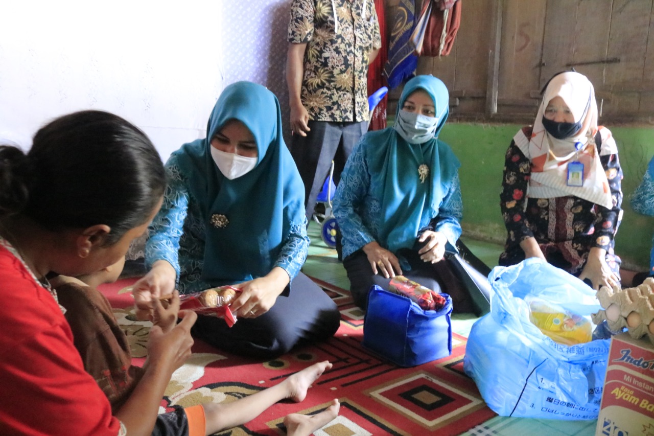 Ketua TP-PKK Dharmasraya Ny Puti Intan Dewi Lopita Sari Sutan Riska Tuanku Kerajaan saat memberikan bantuan kepada kaum penyandang disabilitas dan Lansia berada di Kenagarian Sungai Kambut, Kecamatan Pulau Punjung