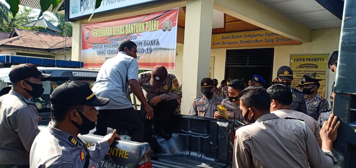 Polres Pasbar bagikan sembako