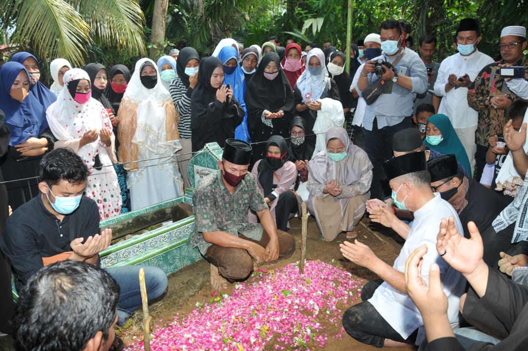 Pemakaman ibunda Nasrul Abit
