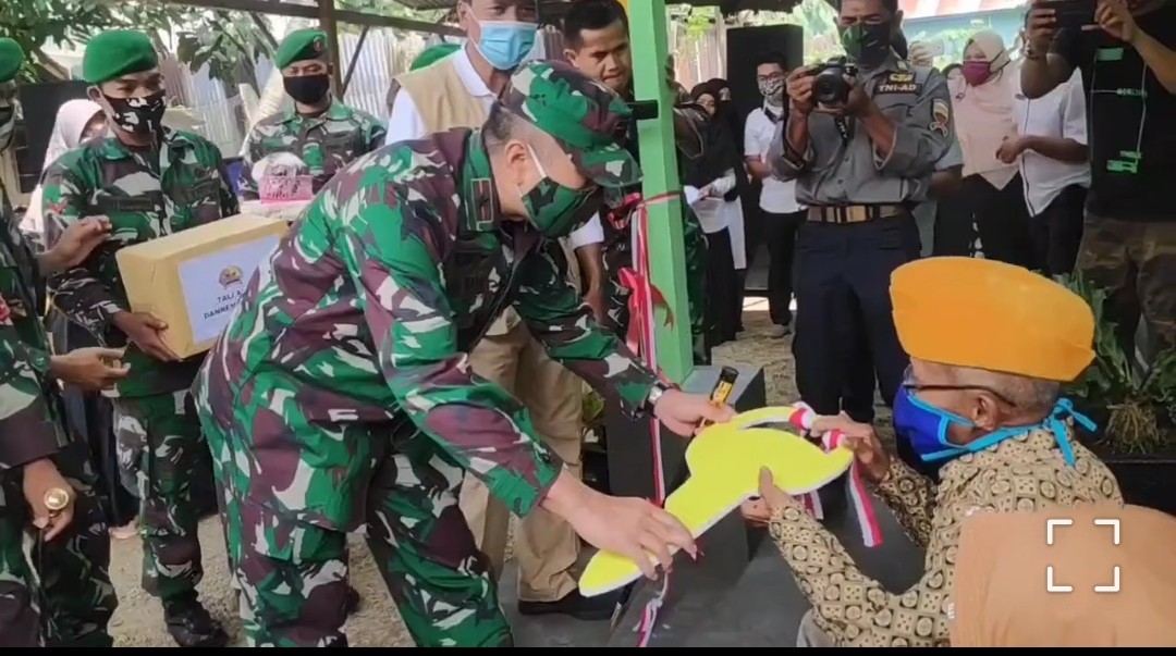 Danrem 032/Wbr serahkan RTLH kepada salah seorang veteran