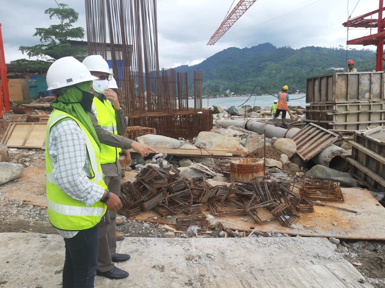 Masjid Terapung di Kawasan Wisata Pantai Carocok sedang dalam pengerjaan