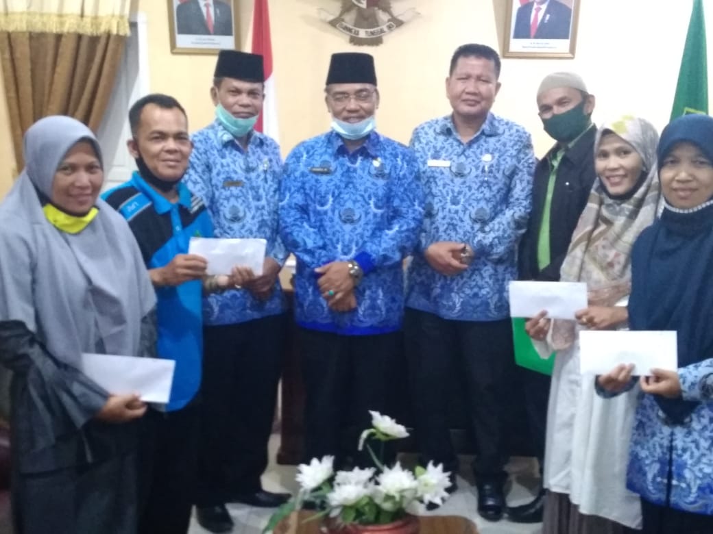 Pemberian reward buat anak keluarga besar Kemenag Tanah Datar yang lolos SNMPTN