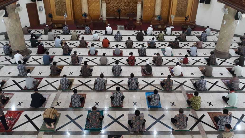 PELAKSANAAN Salat Jumat pertama di Masjid Jabal Rahmah Semen Padang pada Jumat, 19 Juni 2020, berjalan lancar.
