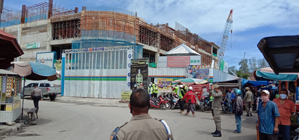 Pasar Rakyat Pariaman, saat ini kondisinya sudah 57% selesai. Pasar tersebut ditinjau Gubernur Sumbar, Irwan Prayitno, Sabtu (20/6/2020).