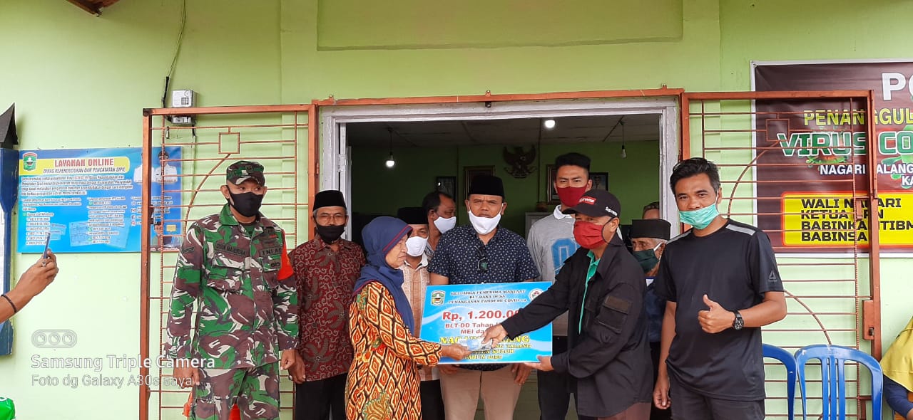 Camat Gunung Talang diwakili Adamrul menyerahkan bltdd disaksikan Walinagari Talang Zulfadri