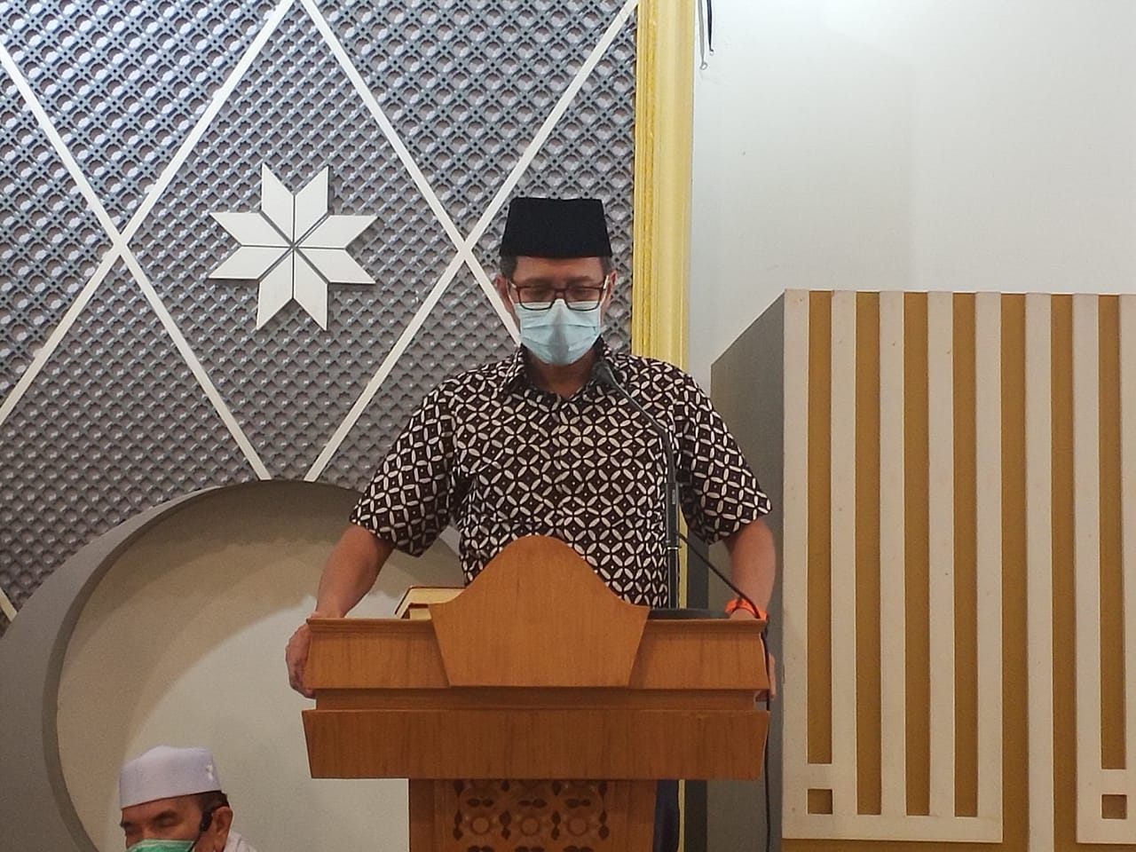 Gubernur Sumbar, Irwan Prayitno, memberikan sambutan saat shalat gerhana di masjid Raya Sumbar, Minggu (21/6/2020).