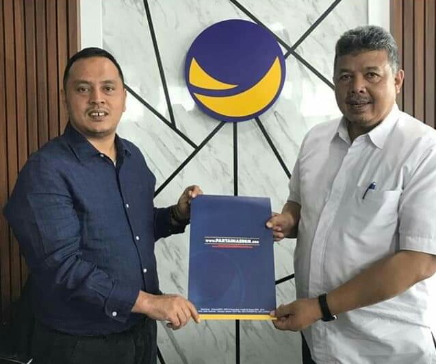 Willy Aditya menyerahkankan Surat Rekomendasi kepada Zul Elfian.