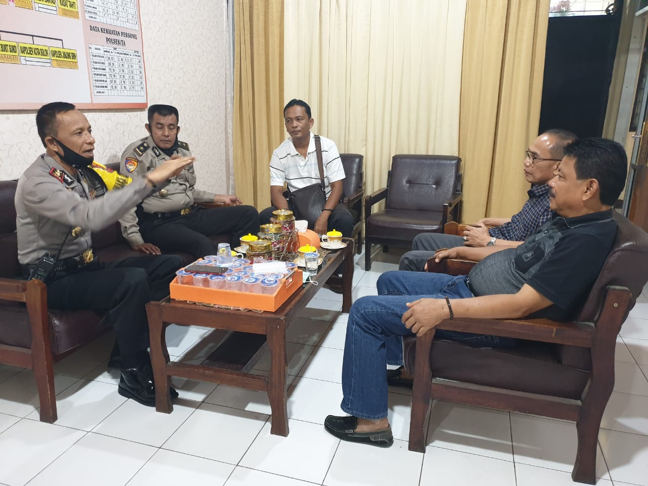 Wakapolres Solok Kota Kompol Efa Darma (kiri)