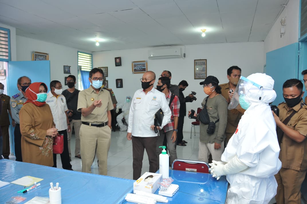 Gubernur Sumbar, Irwan Prayitno, meninjau pelaksanaan tes swab bagi supir angkutan penumpang umum yag diwadahi oleh DPD Organda Sumbar, Selasa (23/6/2020).