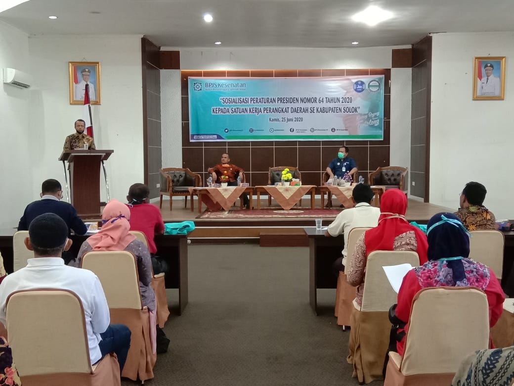 Sekda Kab. Solok Aswirman ketika membuka Sosialisasi BPJS kesehatan.