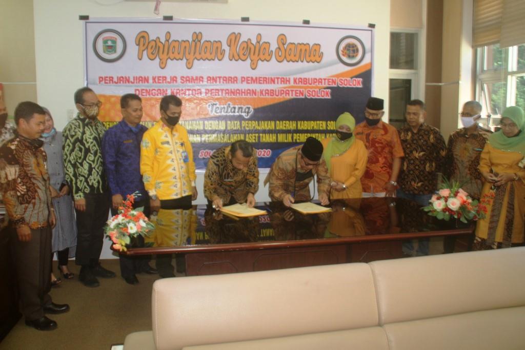 Sekda Kab. Solok Aswirman dan Kepala BPN Kab. Solok Marjohan tengah menandatangani MoU.