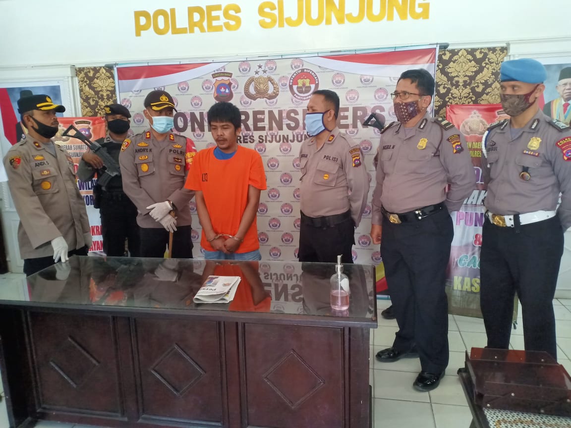 Kapolres Sijunjung memberi keterangan pers soal penangkapan tersangka Narkoba