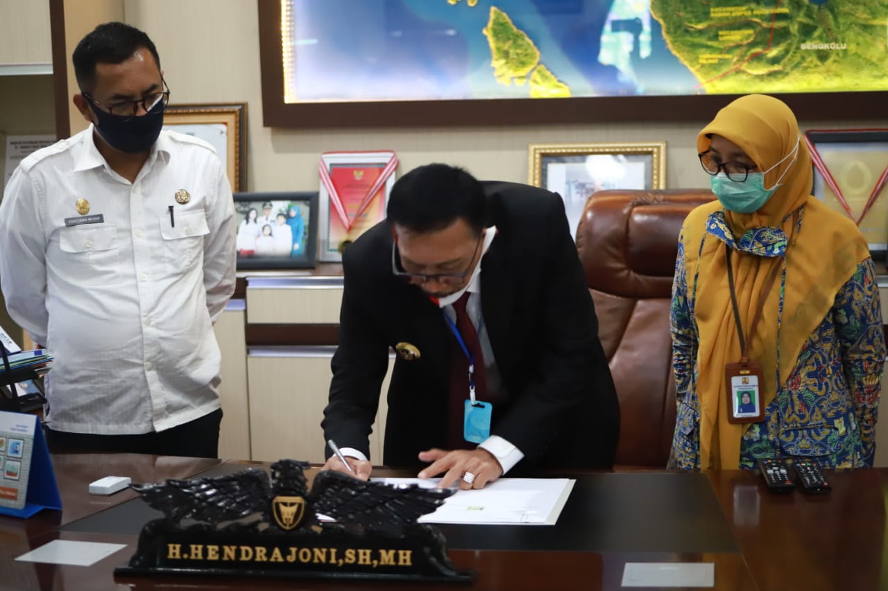 Bupati Hendrajoni tandatangani penerimaan hibah infrastruktur dari Kemen PUPR