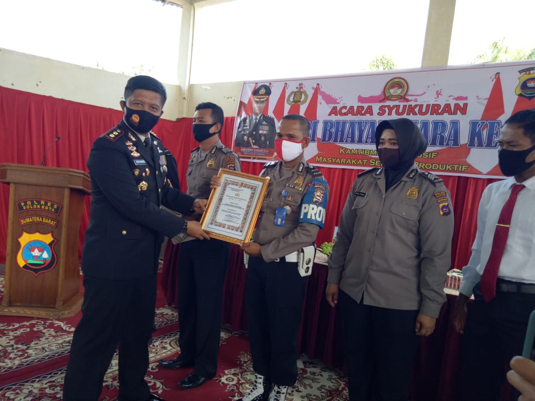 Kapolres Solok Kota AKBP ferry Suwandi menyerahkan piagam penghargaan