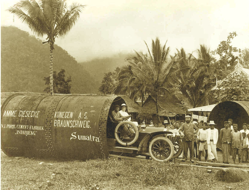 SEJARAH - PT Semen Padang pada 5 Juli 2020 akan memperingati HUT ke-62 pengambilalihan pabrik dari tangan Belanda (5 Juli 1958). Gambar di atas,foto bersejarah  pengangkutan peralatan pabrik yang didirikan Belanda pada 18 Maret 1910 itu