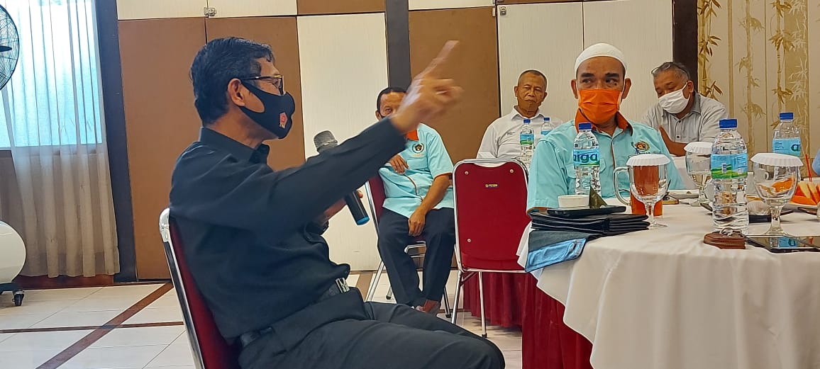 Ketua PWI Sumbar, Heranof Firdaus, mendengarkan penjelasan Gubernur Sumbar, Irwan Prayitno, tentang pengendalian Covid-19 di Sumbar, dalam pertemuan dengan pimpinan media di Padang, Rabu (1/7/2020).