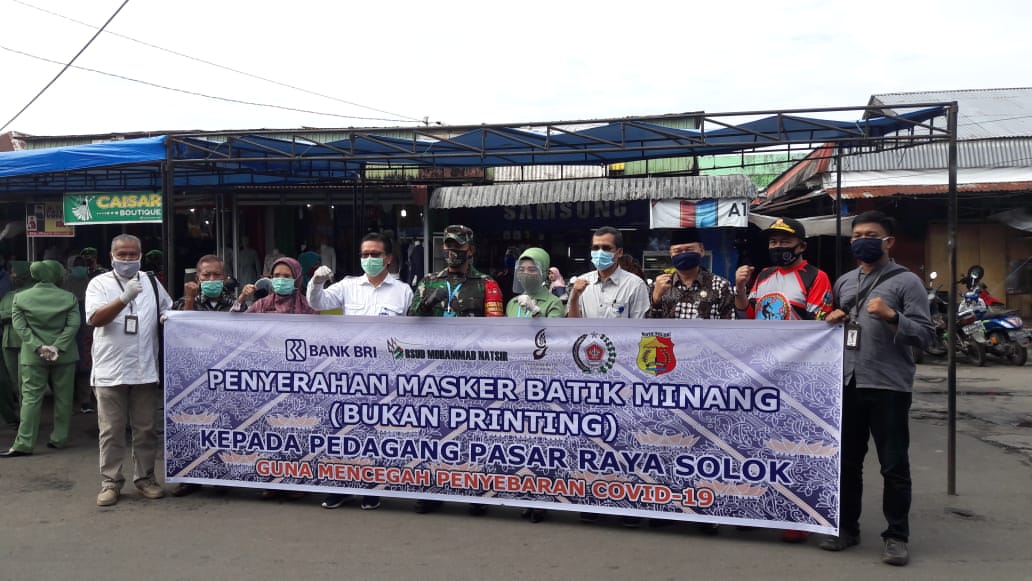 YBI bagi-bagi masker di Pasar Raya Solok