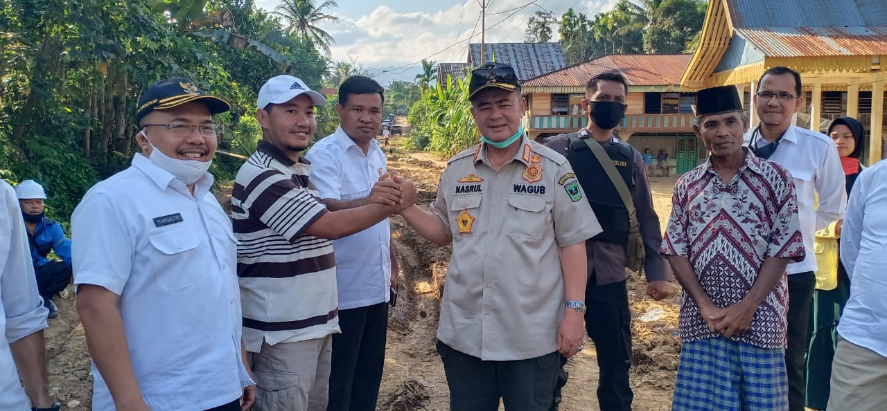 Wagub Sumbar Nasrul Abit, akhirnya sampai di Nagari Sungai Lolo, yang masih terisolir di kabupaten Pasaman, paling ujung provinsi Sumatera Barat.