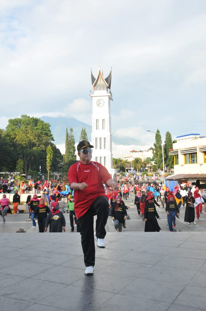 Wagub Nasrul Abit, olahraga bersama warga di pelataran Jam Gadang, Bukittinggi, Minggu pagi (5/7/2020).