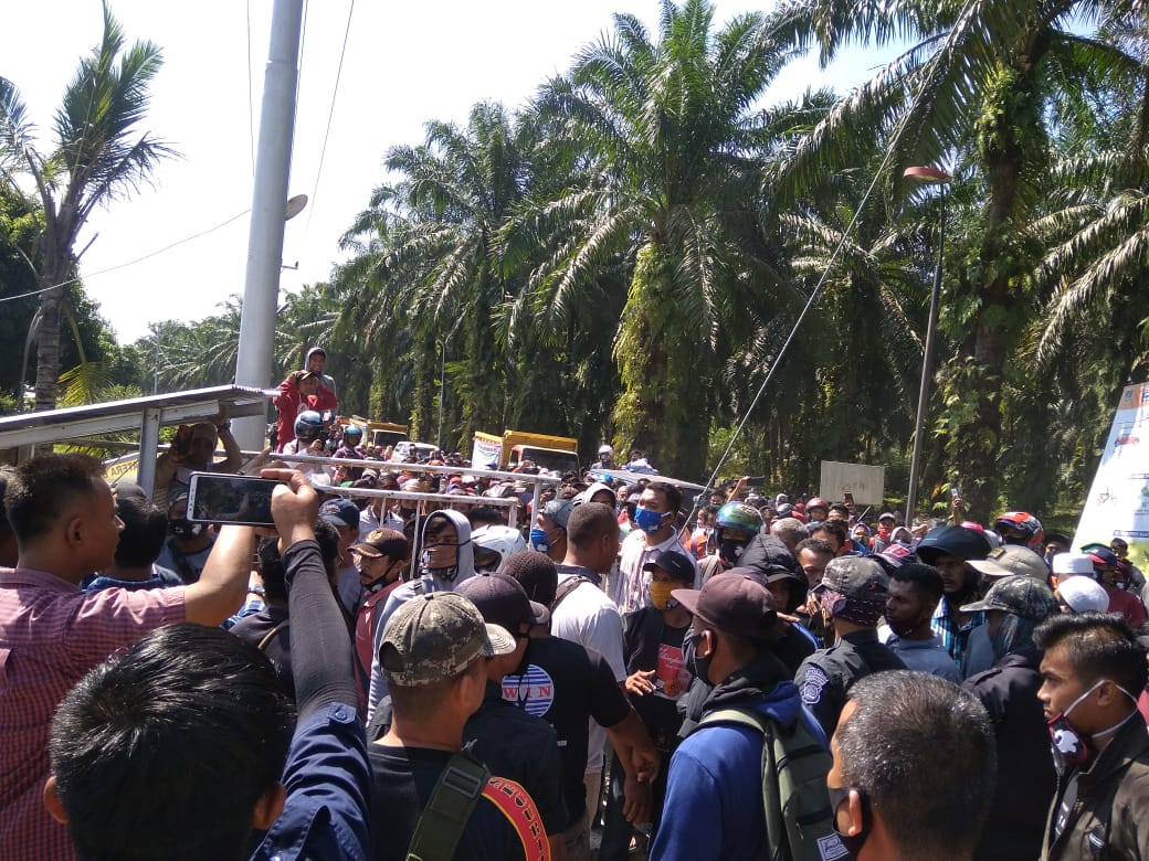 Ratusan warga mengatas namakan Kelompok Tani Anak Nagari Rantau Pasaman berunjuk rasa di depan kantor Perkebunan PT Anam Koto di kenagarian Aia Gadang, Kecamatan Pasaman Kabupaten Pasaman Barat, Minggu (05/07).