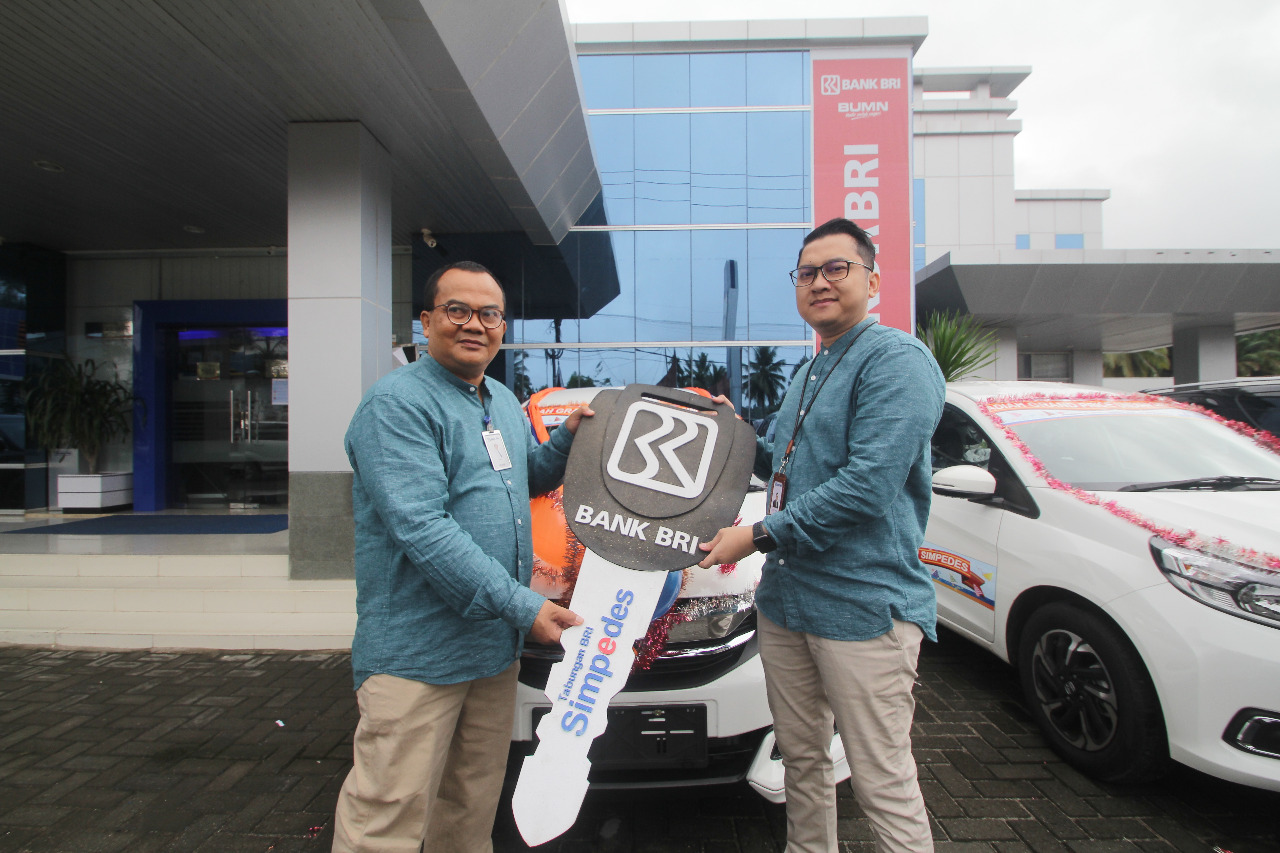 Pimca BRI Sijunjung, Diky Satria, menyerahkan secara simbolis hadiah Grandprize, kepada AMBM Hamdi