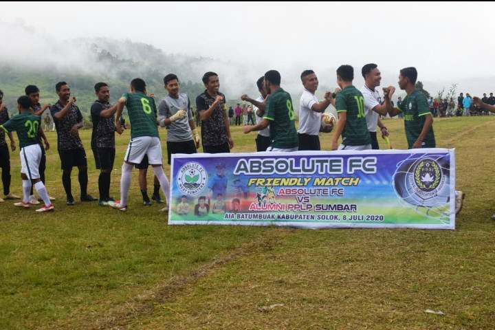 Laga Persahabatan Absolute FC v PPLP di Lapangan Tinggaluang, Aie Batumbuak, Kab Solok