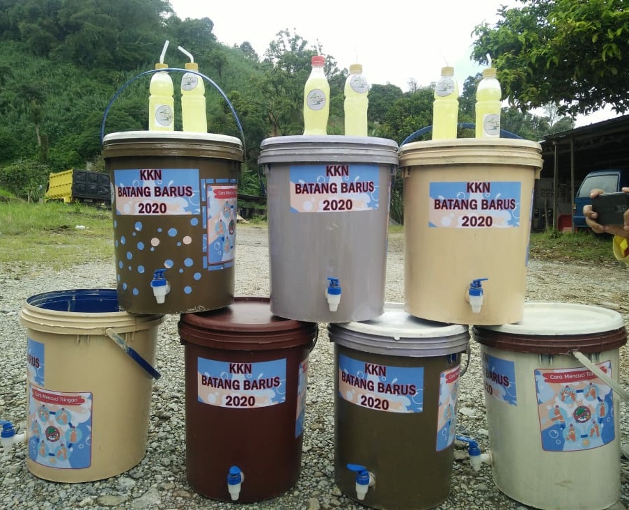 Alat Cuci Tangan portabel, karya mahasiswa KKN UNP di Batang Barus, Kab Solok