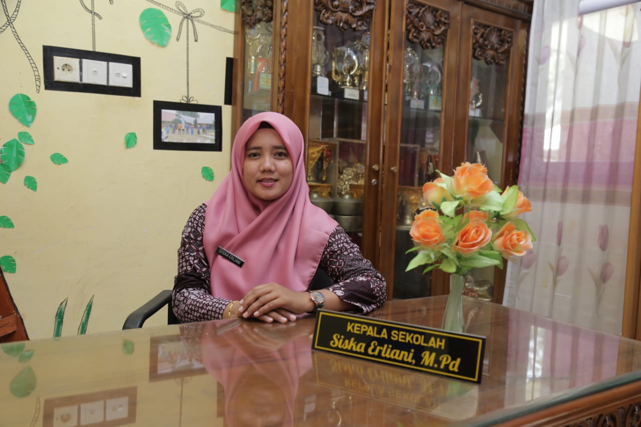 Siska Erliani. M. Pd, Kepala Sekolah SMPN 4 Koto Baru