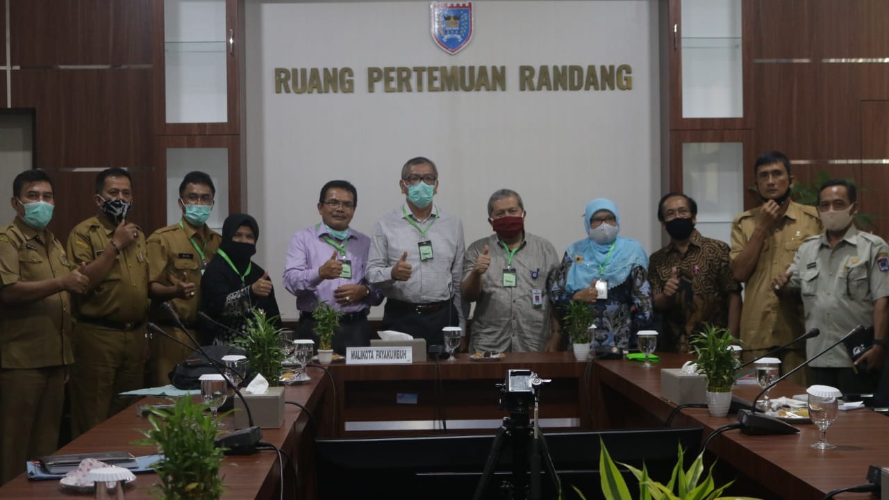 Sosialisasi kalung eucalyptus di Payakumbuh