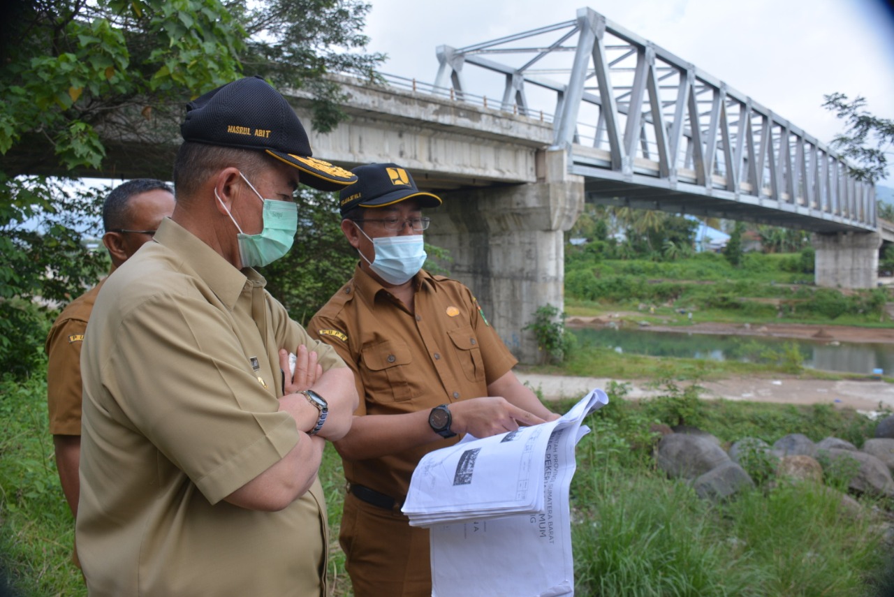 Wagub ketika mengunjungi proyek Jembatan Kuranji