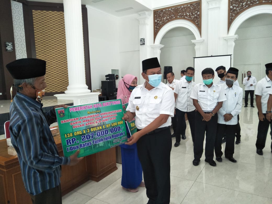 Penyerahan tunjangan Guru MDA dan Garin di Kota Bukittinggi