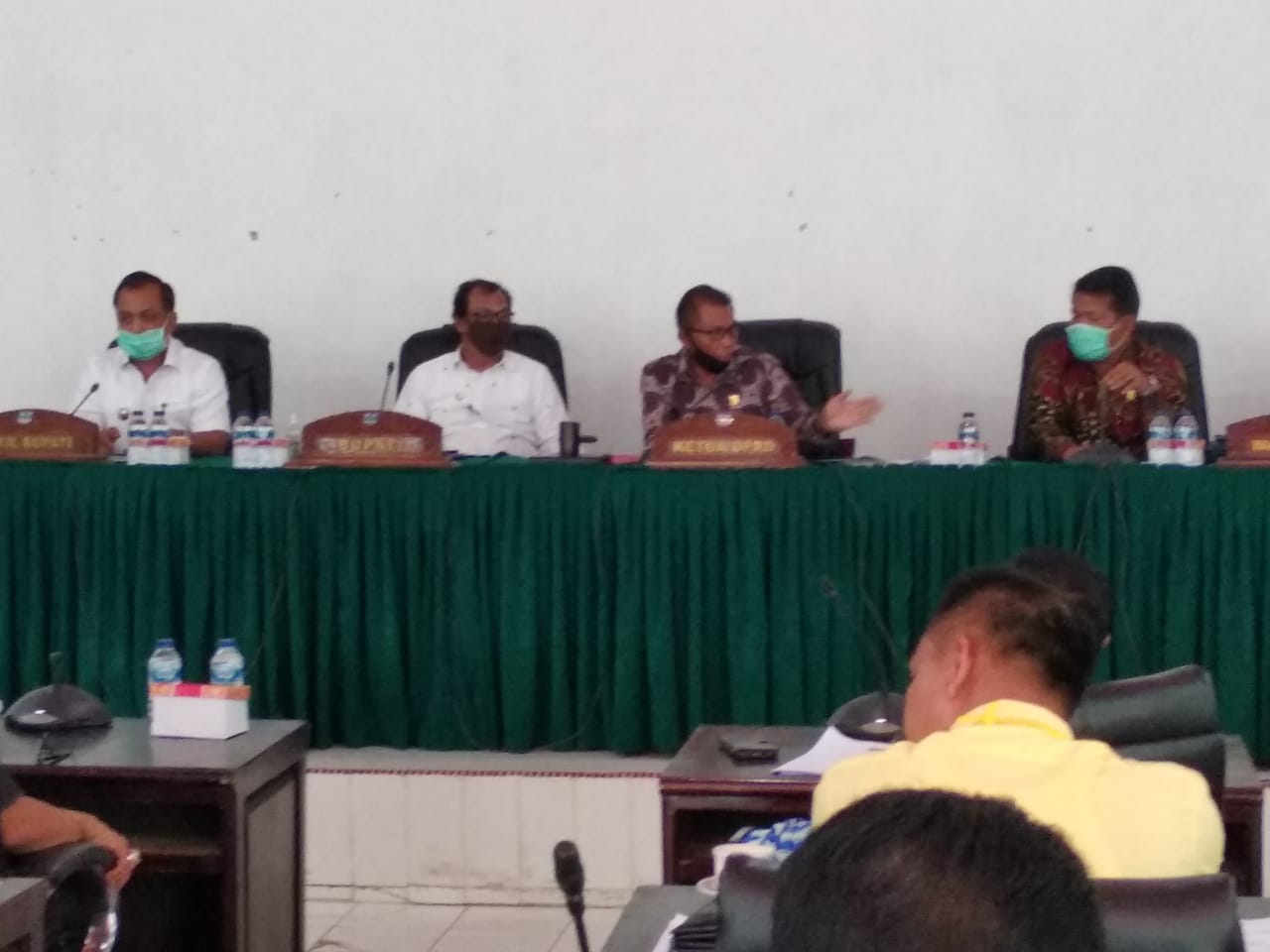 Ketua DPRD Mentawai sedang menerima informasi Ketua Badan Kehormatan DPRD Alex Zhaluku